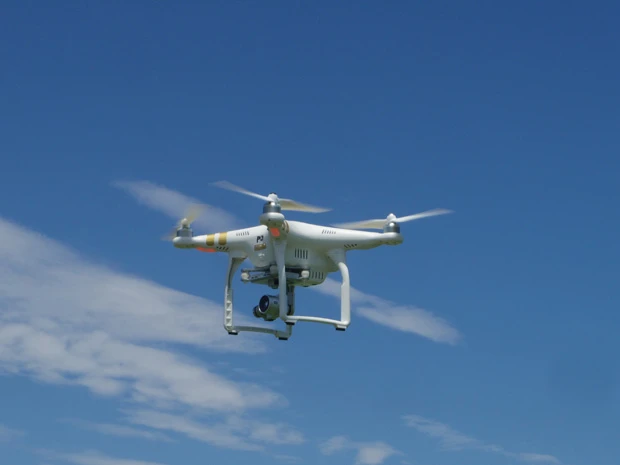 世界トップシェアを誇る中国のドローンメーカー・DJI社の「ファントム3 プロフェッショナル」(写真提供:空撮サービス株式会社)
