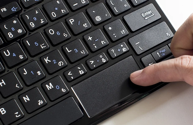 本体の右端にトラックパッドが配置され、マウスがなくても快適操作。キータッチも剛性感がある本格仕様!