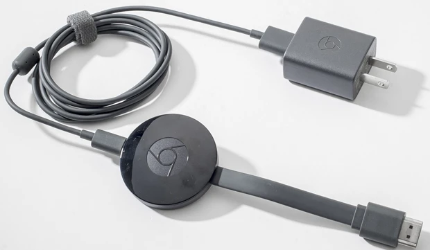 TVと接続時は電源ケーブルが接続されて写真のような状態となる。電源ケーブルが約1.75mと短めなので、延長タップが必須です!