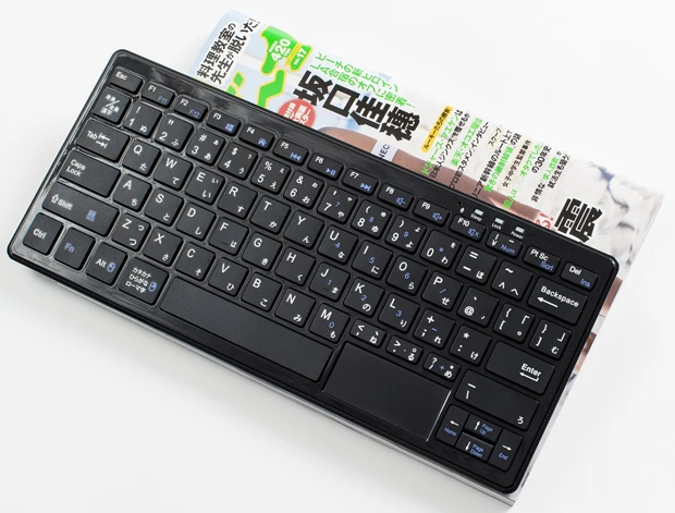 写真は本誌とのサイズ比較。本体サイズは287mm(幅)×125mm(奥行き)×26.5mm(厚み)で、大幅にコンパクト。雑誌感覚でカバンに収納できる