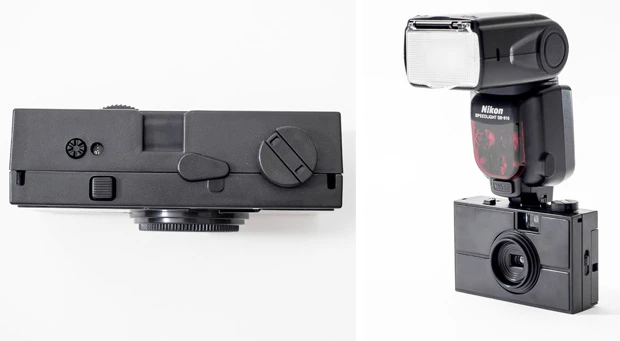 本体上部にはアクセサリーシューを装備。本来ならファインダーをセットするところだが、あえてプロ仕様のストロボを装着！　意外とそれっぽく仕上がりました！