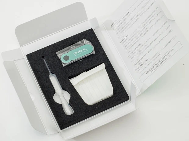 こちらが「TENGA MEN’S LOUPE」の付属品。スポイト、ルーペレンズ、ルーペプレート、そして精液採集用の折りたたみカップが同梱されている。1回使いきりではなく、4回使用できる