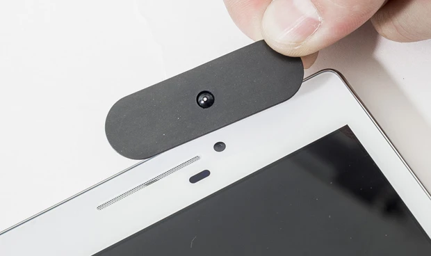 スマホのカメラはインカメラを使用。スマホのレンズ部分に、ルーペレンズ本体を設置する。「室内を暗めにして、ルーペレンズだけに光が入るようにすると鮮明に見えます」(マツザキ)