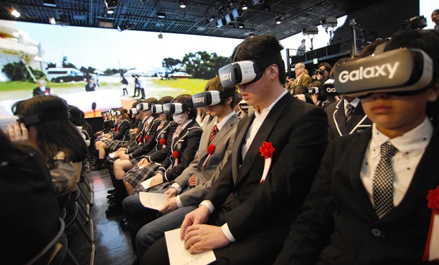 六本木ニコファーレで行なわれた「N高等学校」入学式の風景。新入生たちは全員『Gear VR』を装着して参加した