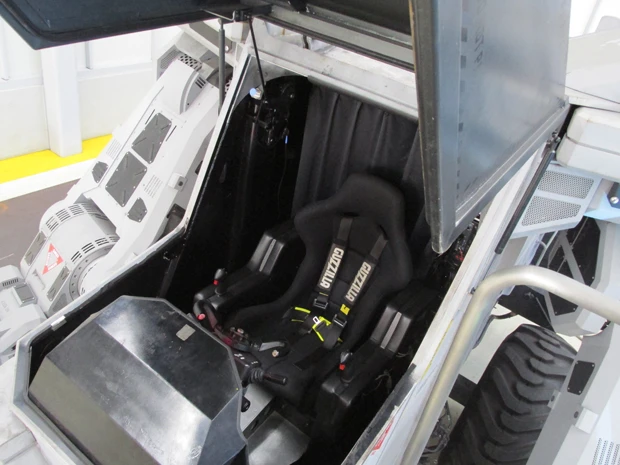 作り込まれたコクピットではVR技術を用いたシミュレーションゲームができる。イベントでは搭乗体験も