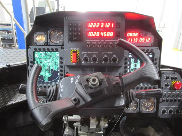 現状、ジョイスティックと機体は連動していないが、コンソール部分など男心をくすぐる設計になっている