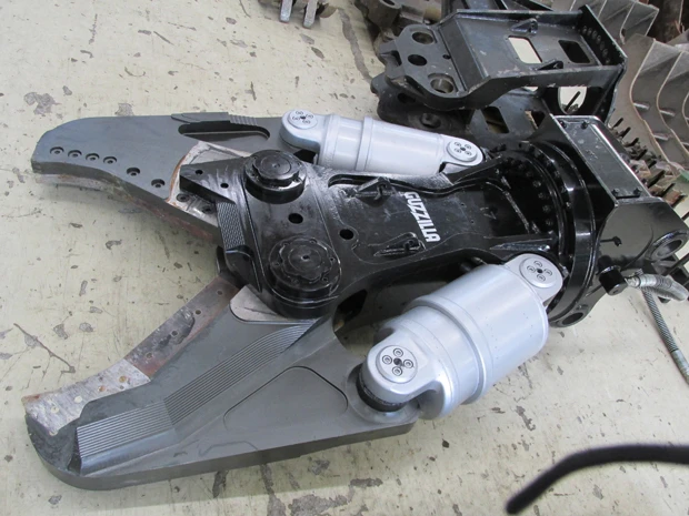 こちらは重機各種でもよく使用されるタグチ工業製のカッターのアタッチメント。この「ガジラ」シリーズは同社の看板製品!