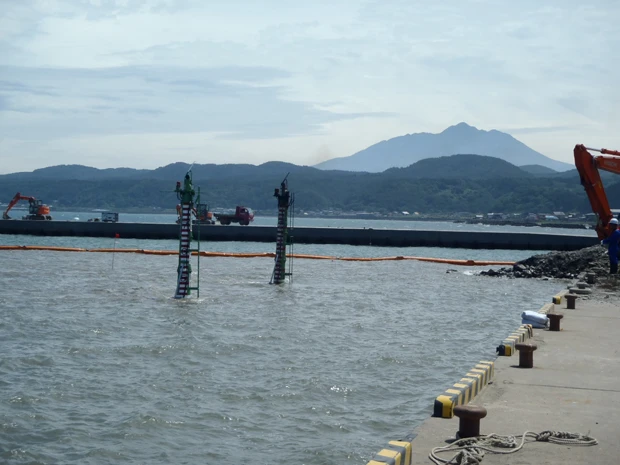 重心は低いので、水中に潜っていても波などでひっくり返る心配はなし。水面からのぞくのは吸排気口。先端は受信アンテナになっている