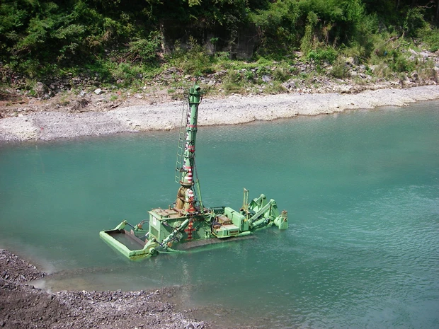 船が入れない現場はおまかせ!「水陸両用ブルドーザー」