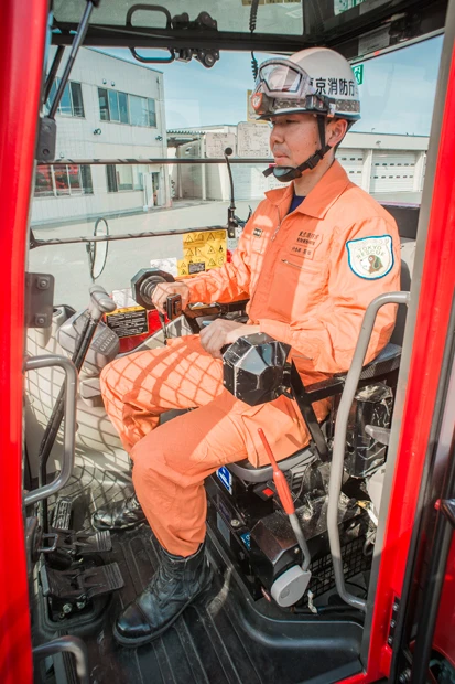 操縦席。両腕でそれぞれのアームを操作。手首の回転など微妙な動きが必要になる上、足でペダルも操らなくてはいけない