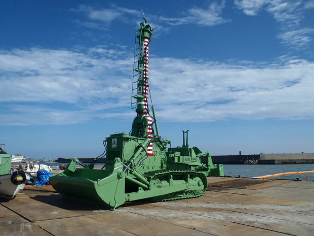 水ブルに人は搭乗せず、遠隔にて操作。位置情報や掘削の深さをオペレーターの手元でモニター確認できる