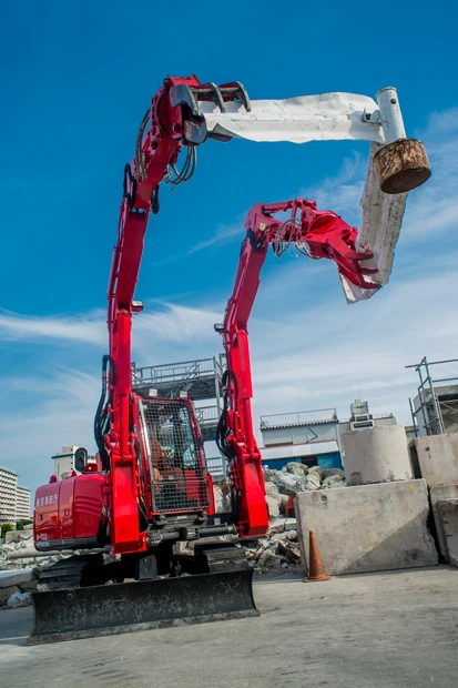 両腕をグラップルのアタッチメントにすれば、ガードレールなど長くて片腕だと持ちづらい障害物も除去可能に