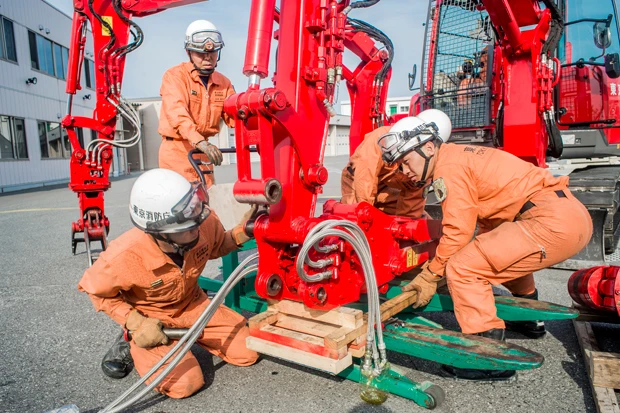 別のアタッチメントに変更も可能。だが、人員は3~5人必要で、取り換えるのもひと苦労