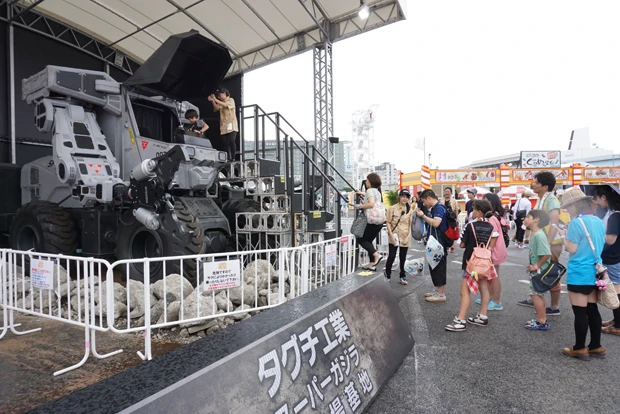 イベントに展示すればすぐに注目の的に。音楽に合わせてダンスをするというデモンストレーションを行なえば、いつの間にか人だかりが!