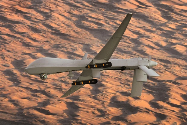 米軍がボスニア紛争で初めて実戦投入した中高度長時間滞空無人機。ヘルファイア対地ミサイルを搭載した攻撃型「MQ-1」もある。現在では人工衛星を利用したリレー通信で、地球上どの地域でも米本土から操縦できる