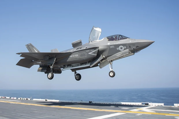 最大37.5tの貨物を搭載でき、旅客機と同等の巡航速度を持つC-1輸送機の後継機。C-1が2.6t搭載時で約1700kmだったのに対し、このC-2は12t搭載時で約6500kmと、航続距離も飛躍的に向上している