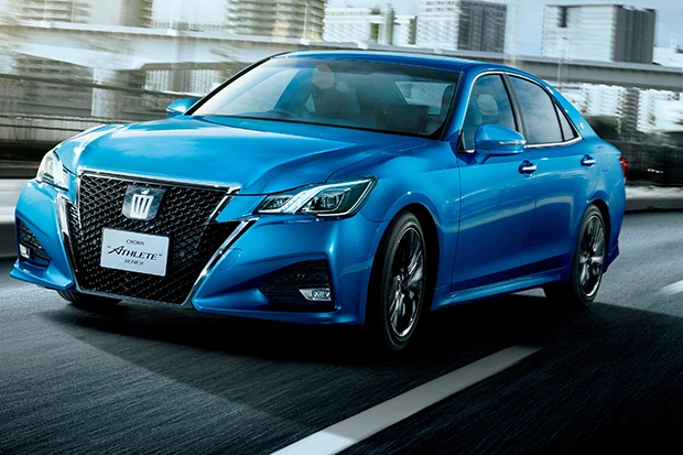 日本が誇る歴史あるプレミアムセダン。現行モデルの14代目は2012年発売で2.5リッター直4のハイブリッドモデルが初めてメインに。発売直後はド派手なピンク色が話題に