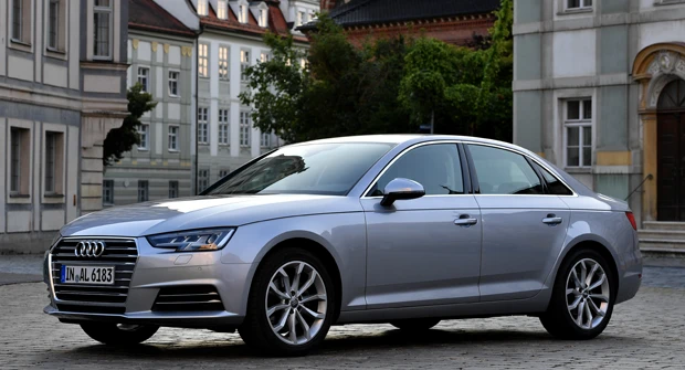 アウディ Ａ４　５１８万円～ＢＭＷ３シリーズ、メルセデスのＣクラス対抗のミディアムセダン。唯一の縦置きＦＦ＆フルタイム４ＷＤ車＆ハイクオリティインテリアが自慢。今年２月に新型が日本に登場して話題に