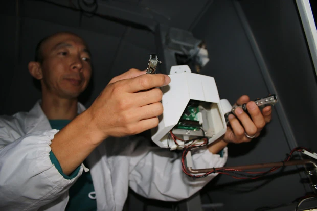 コックピット内にあるミニロボットのフィギュアを操作すると、「はじめ43号」がそのとおりに動くという直感的なシステム。体は巨大ながら、その動きは記者の想像をはるかに上回る俊敏さだった