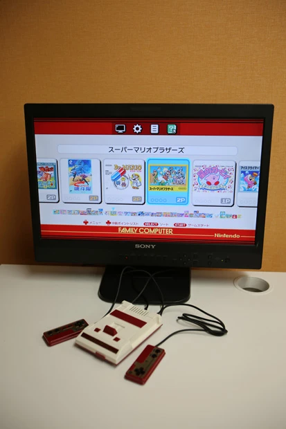 日本各地で「売り切れ入荷未定」の張り紙が続出し、大人ゲーマーのため息を集めている超人気製品。30種の人気ファミコンソフトをミニチュアボディに内蔵し、HDMI接続の現代画質であの名作が楽しめる。市場価格6500円前後