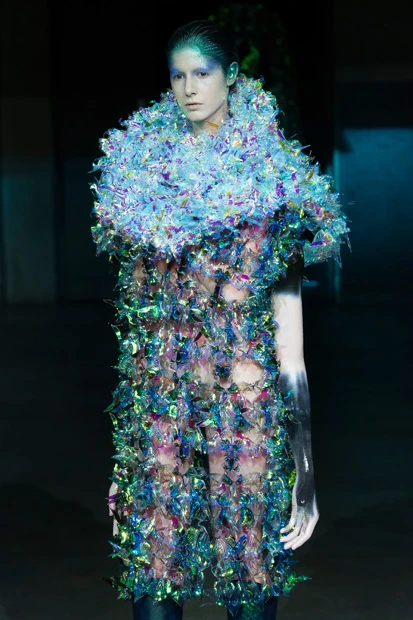 ファッションデザイナー中里唯馬氏は、今年のパリコレでモデルに3Dプリンターで出力した「長い腕」を持たせた(PHOTOGRAPHY BY SHOJI FUJII)