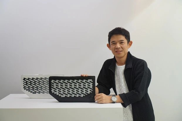 イッセイ ミヤケのデザイナー宮前義之氏は、素材としての電子ペーパーを研究し、バッグ「EB」を製作。自分の動きに合わせてバッグの表情が変わる(photo by Mariko Nishimura)