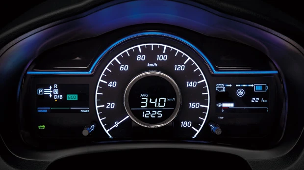 エンジンが黒子に徹するe-POWERゆえメーターもシンプル。ハイブリッドでよく見るリアルな作動図に、タイヤとエンジンをつなげる矢印は存在しない