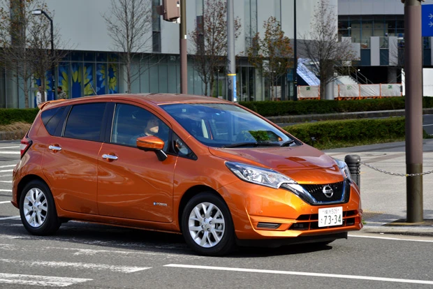 小型ボディにリーフのパワーを合わせたノートe-POWERはマジ速。右足ひとつで加減速自在の運転スタイルは新形態!