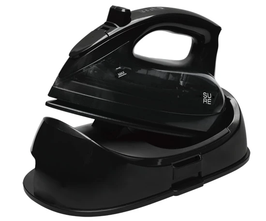 石崎電機製作所「男前アイロン・コードレスＳＩ－３１１Ｌ」黒光りするボディのインパクトに加え、コードレスながら素早い立ち上がりと長いスチーム持続時間を両立。実売６５００円