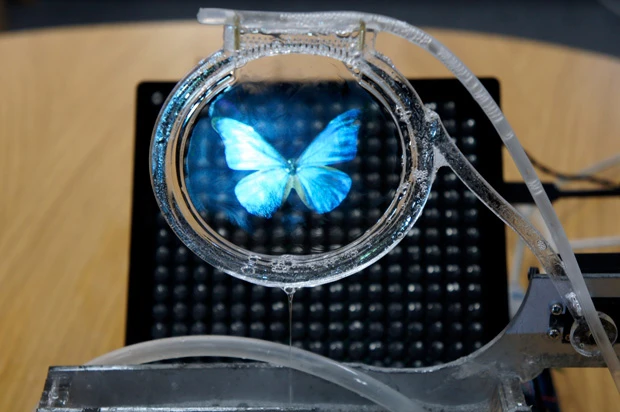 シャボン膜に超音波を当てて振動させ、世界最薄レベルの反射制御スクリーンの作成に成功した代表作『コロイドディスプレイ』。英ＢＢＣなどのメディアに注目され、“魔法使い”と呼ばれるきっかけになった作品