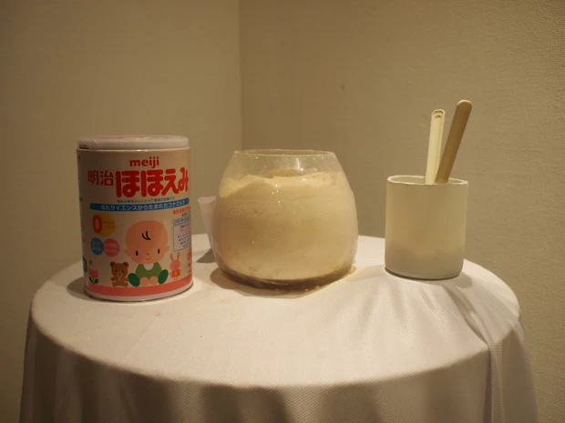 上が『へそで茶を沸かすデバイス』、下が『生命の粉塵としての粉ミルク』。いずれも“魔法使い”と呼ばれるようになる前の作品だ