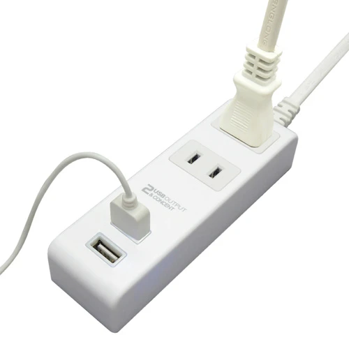 2.4アンペアの給電USBポートがふたつついた電源タップ。電器火災防止などの安全性にも気を配った信頼の一台だ。実売1380円
