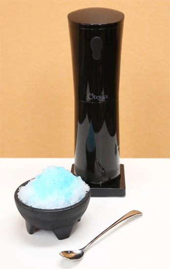 定番のかき氷のみならず、酒や料理のアレンジにも使えるシャリシャリ氷を作れるコードレス氷かき器。実売4000円