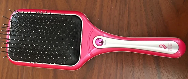 音波振動で髪の絡まりをほぐすハイテクブラシ。女性のみならずクセ毛男にもめっちゃ役立つアイテムだ! 実売6000円