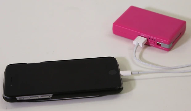 ドン・キホーテ「情熱価格　１台２役持ち運びバッテリーＡＣプラグ付リチウム充電器」ＡＣプラグがついたリチウム充電器。家でＯＫ、持ち運んでもＯＫの便利さでバカ売れした一台は災害対策にも！　実売２１３８円