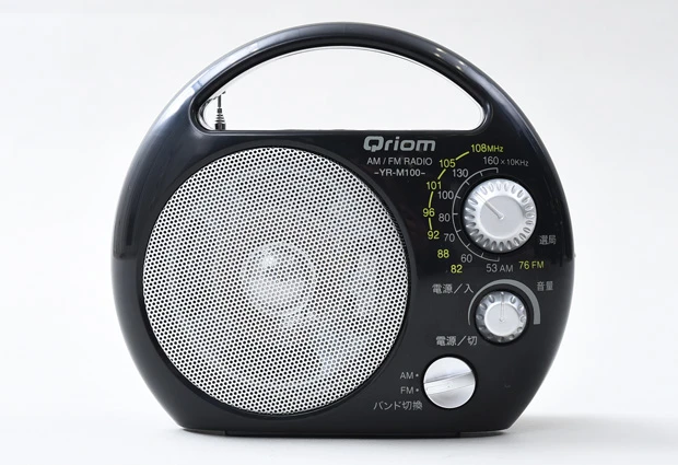 ＹＡＭＡＺＥＮ「Ｑｒｉｏｍ　野外ラジオ　ＹＲ－Ｍ１００」水とホコリに強い防沫・防塵仕様で、連続再生時間は最大約４００時間。操作しやすい大型ダイヤルも魅力！　実売２７９０円