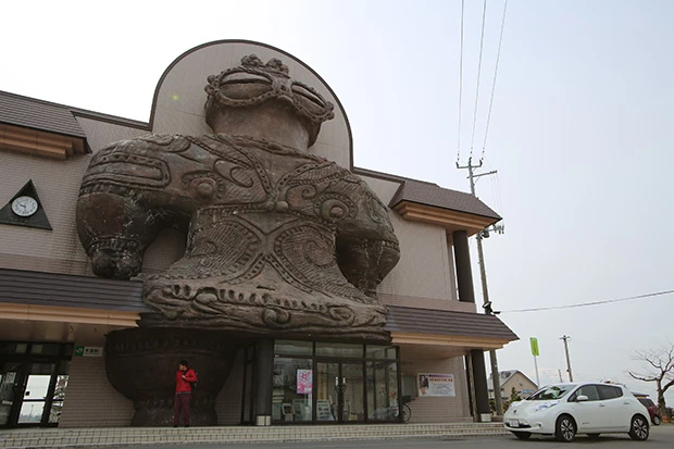 青森県・JR木造駅の巨大土偶。以前は列車の発着に合わせて目からビームが出たが今は休止中
