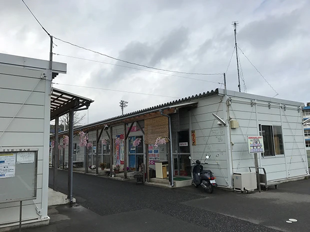 福島県いわき市の小学校敷地の一角にある「浜風商店街」。新店舗へ移転した店も増えてきたという