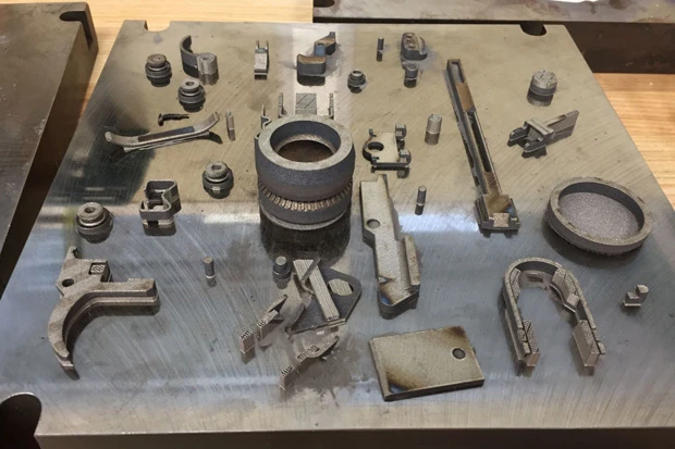 トリガーや各種固定部品などの金属パーツ。こちらもすべて3Dプリンターで出力され、実射試験も問題なくクリア!