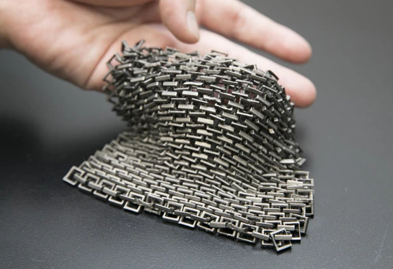 本来なら素材は約70時間からパーツをひとつひとつ削り出し連結する鎖帷子を一発で出力! DMM.make3Dプリントのすんごい技術!!