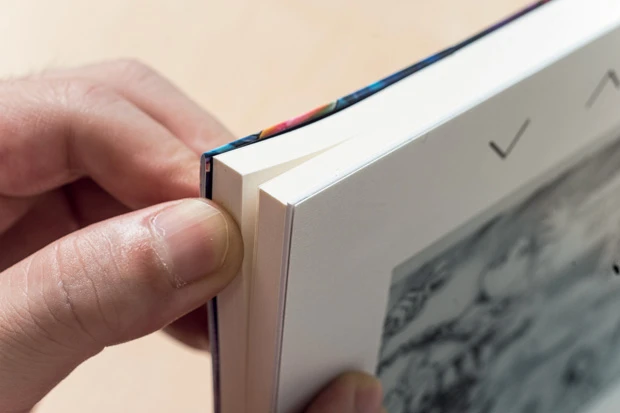 ディスプレイ以外の部分は、紙製で通常の書籍のように製本されている。電子ペーパーのディスプレイは、にじみや反射もなく、マンガの線をしっかり表示