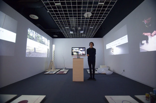 「日本を思索する」の展示風景(2015年10月、IAMASにて)。鑑賞者は「自分が本当に望む日本とは何か」を考える。