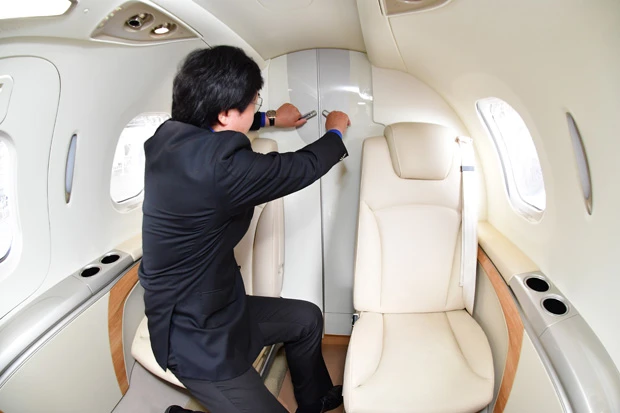 キャビン後方にあるトイレのドアを閉める藤野社長。隙間なくピッタリと閉じることで音漏れも最小限に!