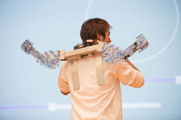 講義の壇上では数人の学生が「METCALF clione」を試着し、別の学生がPCでそれを動かすデモ体験も。学生たちにはシュインシュインという操作音と、操作者によって変わる動きの質が印象的だったようだ。