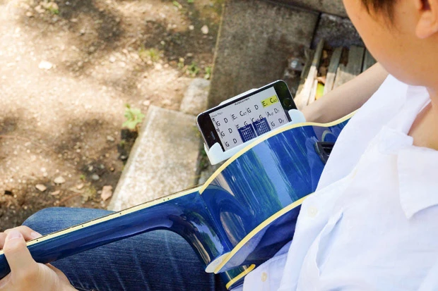 最適化計算されたデザインを3Dプリンターで出力した、ギターにスマホを固定するコネクター。