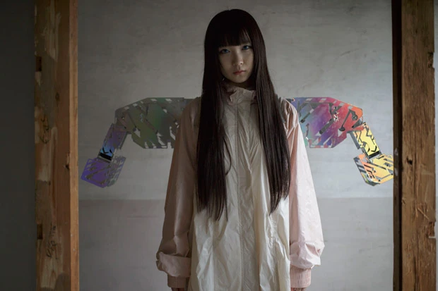 AKB48公演で使われた「METCALF stage(メカフステージ)」。着用者の動きをモーションセンサーが感知し、アームの動きが変化する(モデル/瑠花、写真/荻原楽太郎)