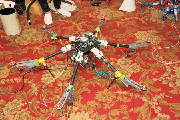 現在、自社開発中の3号機。カーボンや樹脂を使った軽量パーツの数々は、すべて3Dプリンターを使ってその場で作られている