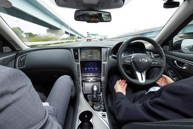 自律自動運転実験車のベースモデルは「インフィニティQ50」。カーナビで目的地を設定すると、ほぼハンドルノータッチの自動運転が始まった!