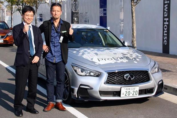 日産自動車AD&ADAS先行技術開発部戦略企画グループ部長の飯島徹也氏(左)の隣に日本&世界カー・オブ・ザ・イヤー選考委員でもある小沢コージが同乗