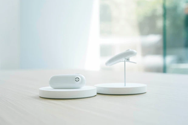 Ontennaは髪の毛に装着。30dBから90dBの音を256段階の振動と光の強さに変換し、装着者や周囲に伝える。髪が短い、あるいは少ない人用の耳に装着するタイプもある。